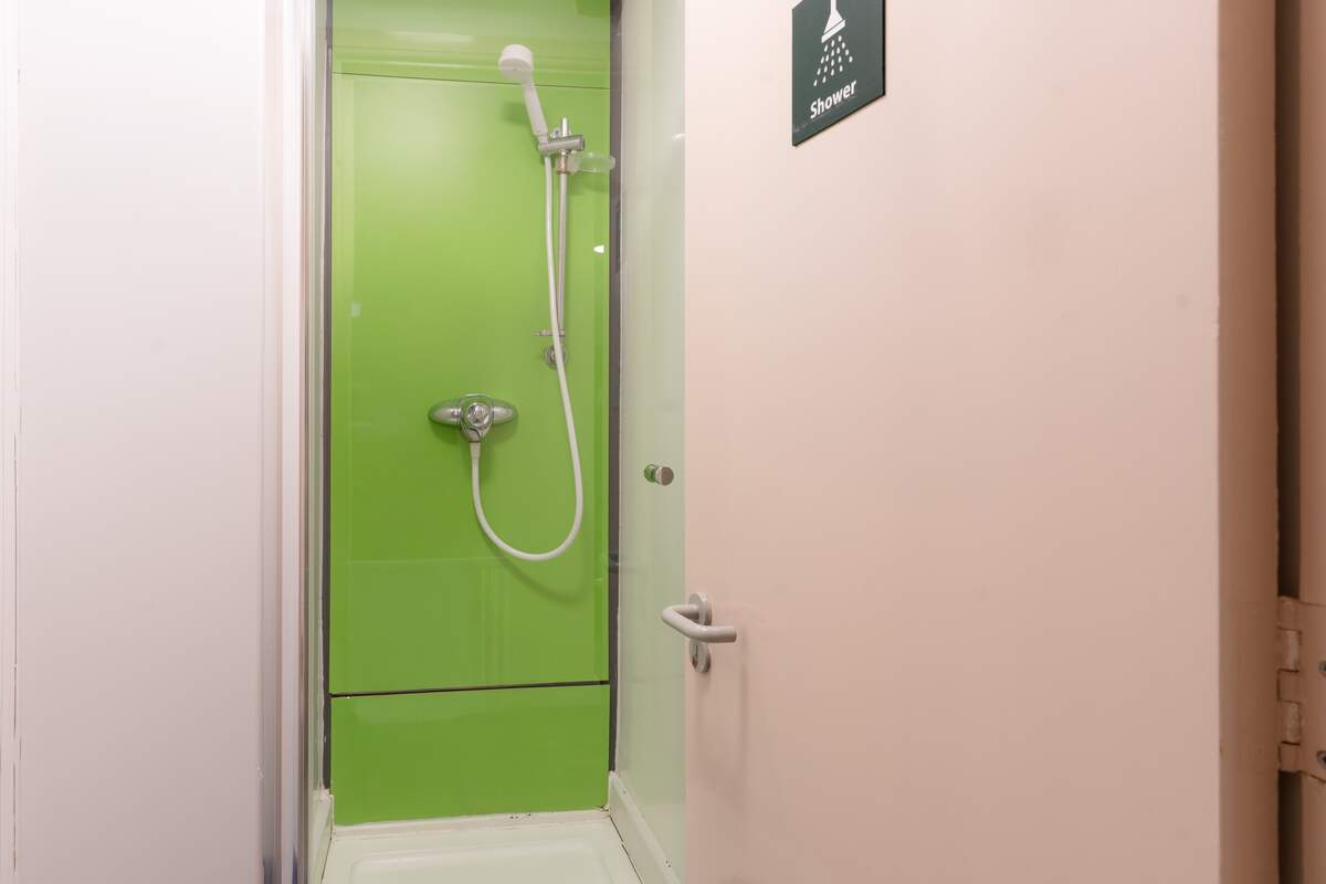 Derwent Quad shared bathroom facilities. Example room layout. Actual layout and furnishings may vary.